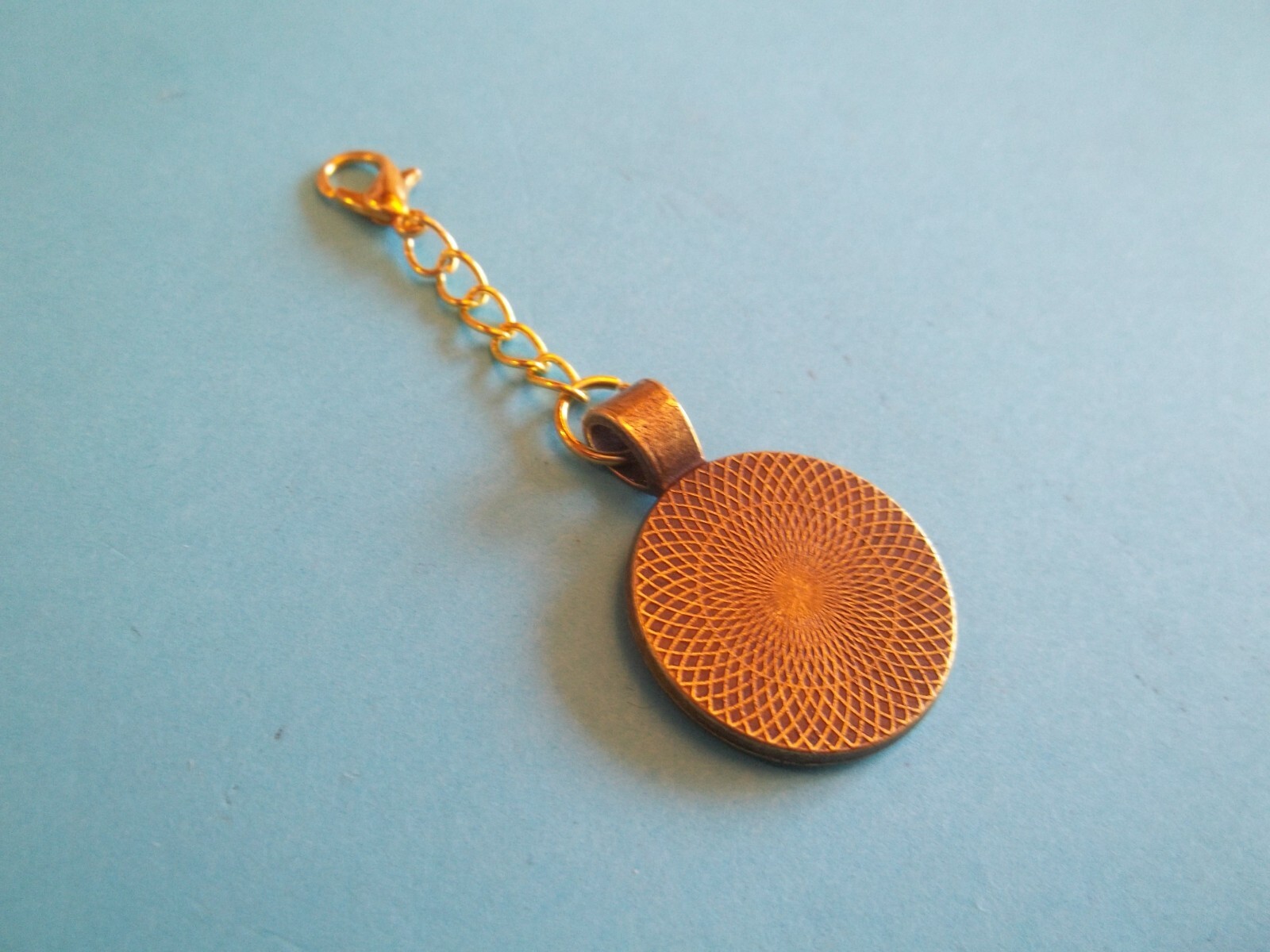 FIVE (5) PENCE COIN – IRISH – EIRE – BRONZE CASED PENDANT / CHARM – 1992 to 2000