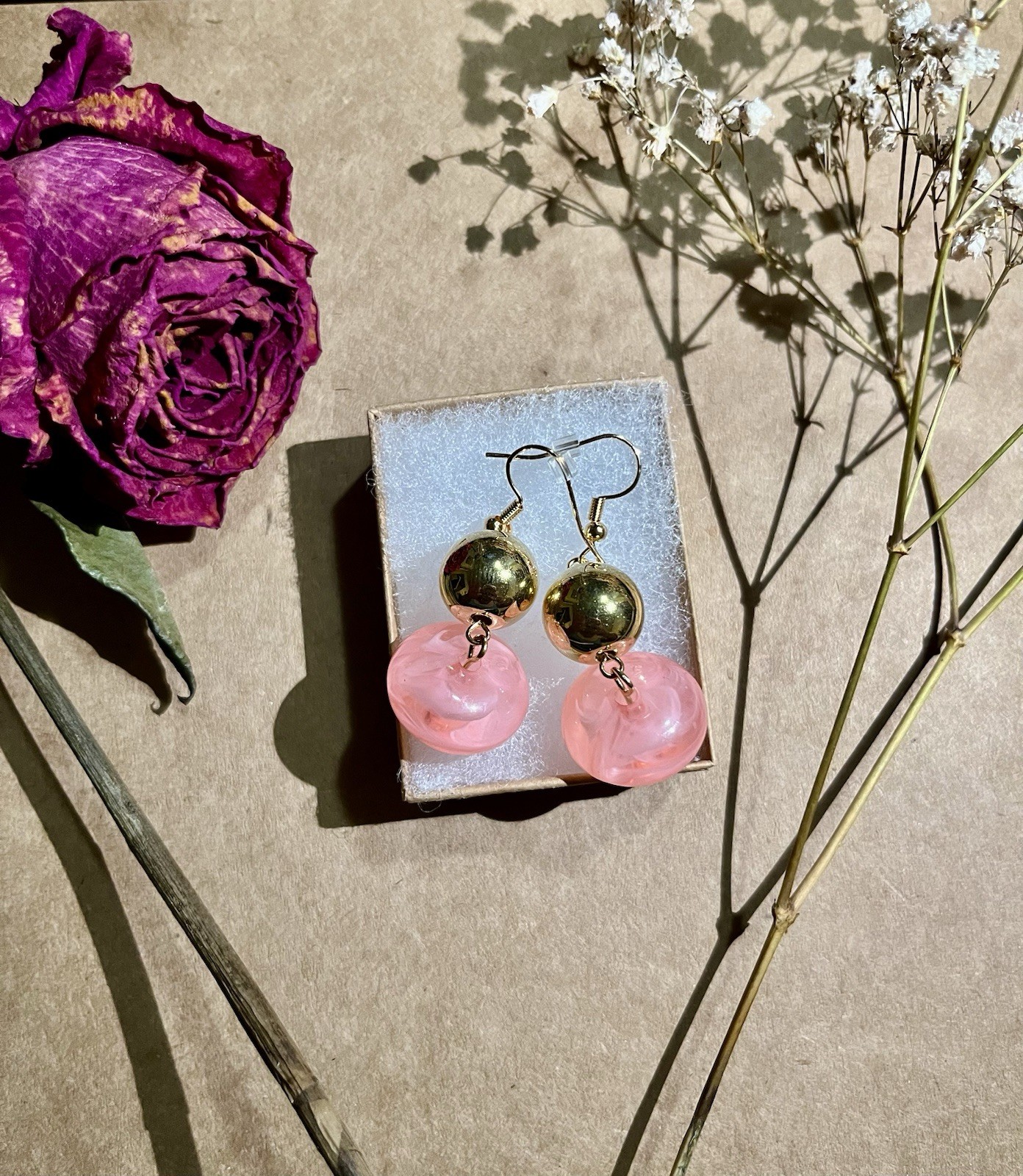 Pink Beaded Ball Chain Necklace w/ Gold Tone Shell Charm Pendant and Earrings