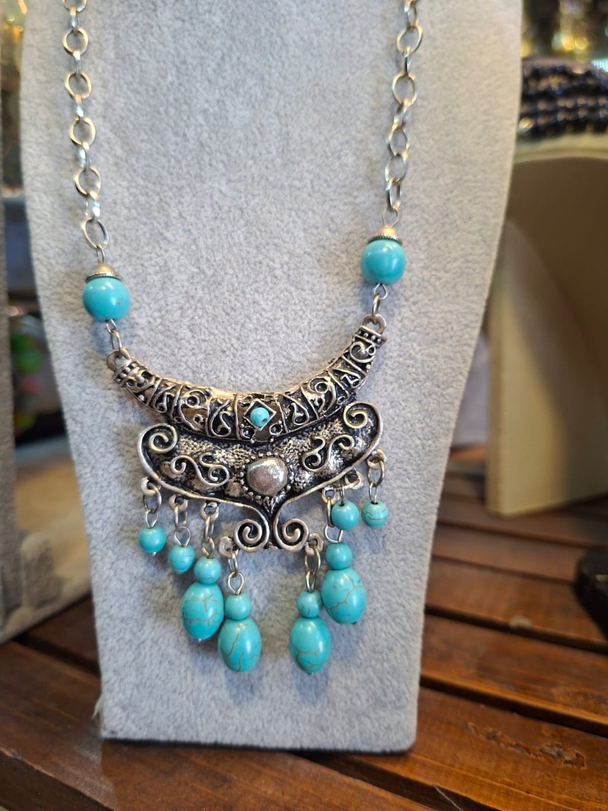 Elegant turquoise statement necklace in excellent condition vintage-inspired