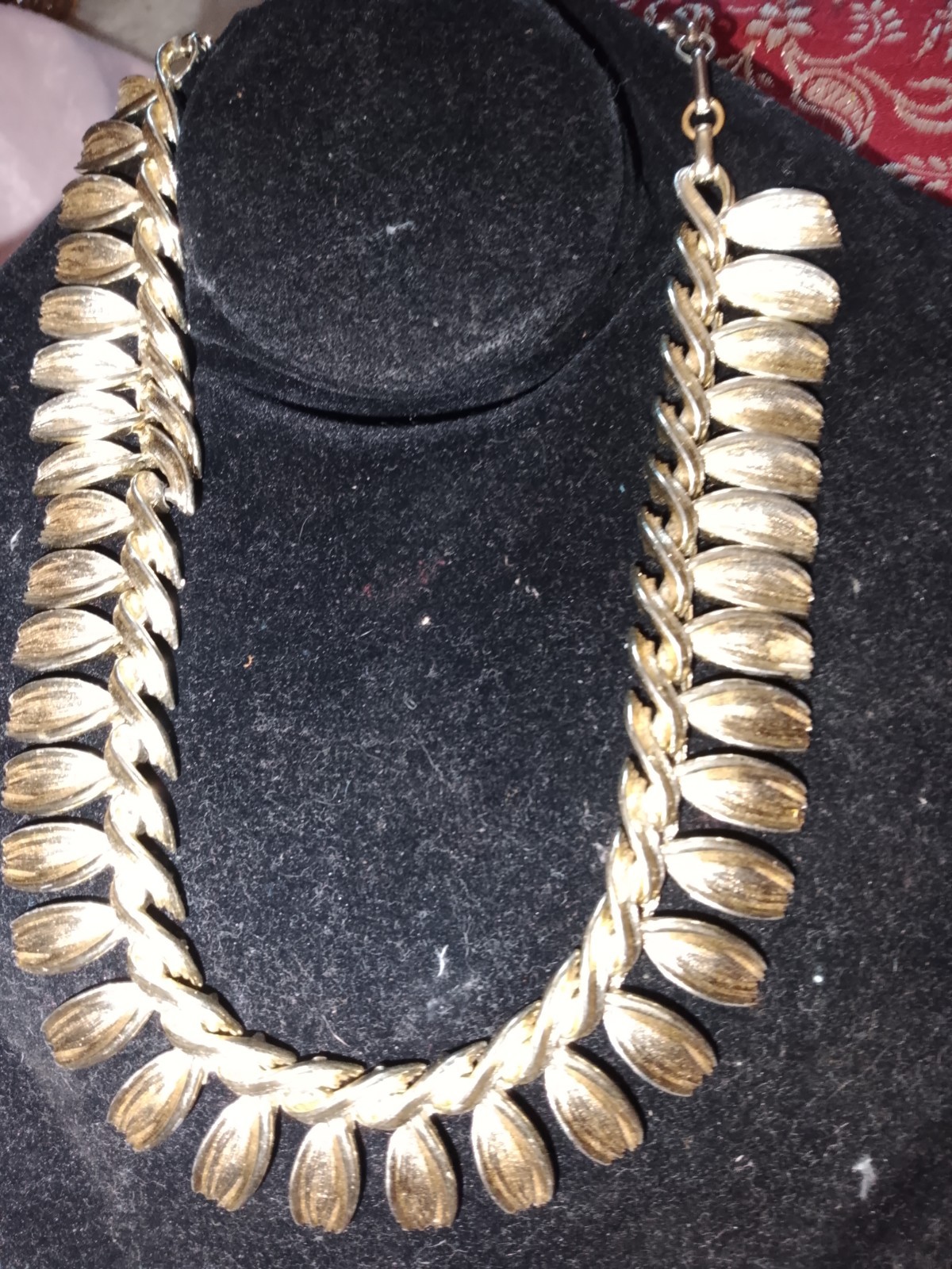Gold Tone Leaf Design Curb Chain Statement Necklace No Stone Fashion Theme