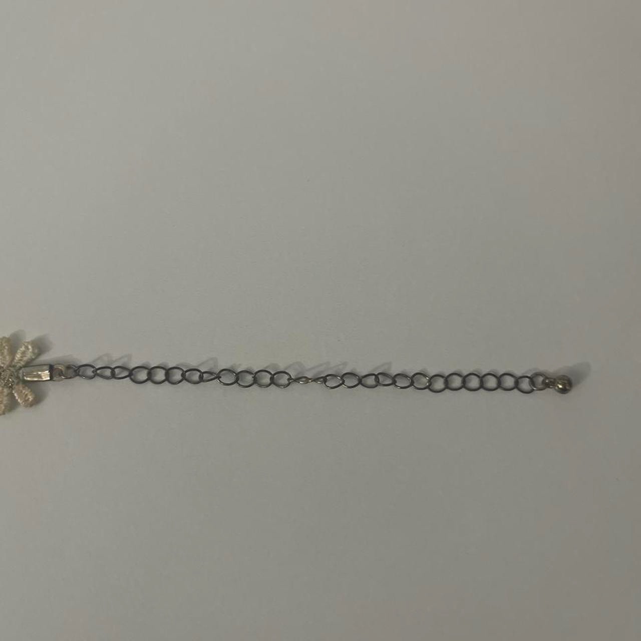 Pack of chocker necklaces: -white daisy flowers (cloth chocker) -clear beaded
