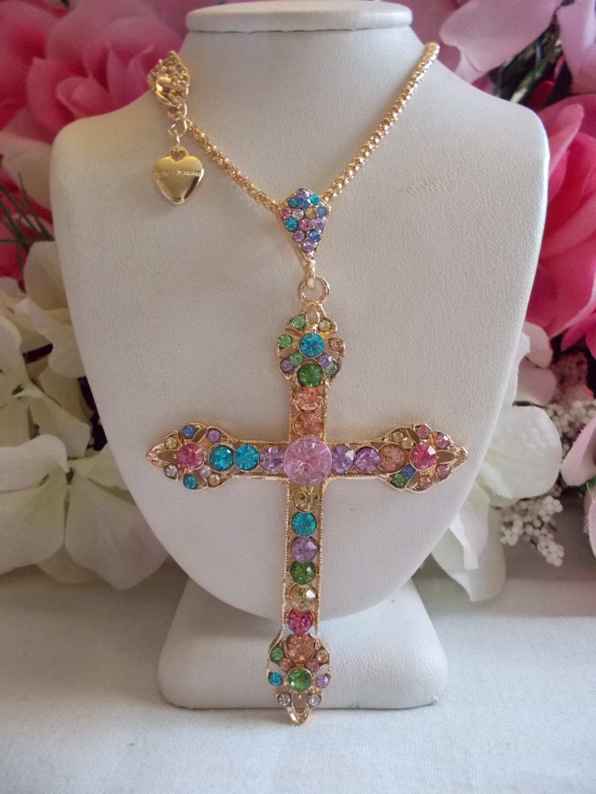 BETSEY JOHNSON LOVELY SPARKLING CRYSTAL INLAY CROSS PENDANT CHAIN NECKLACE