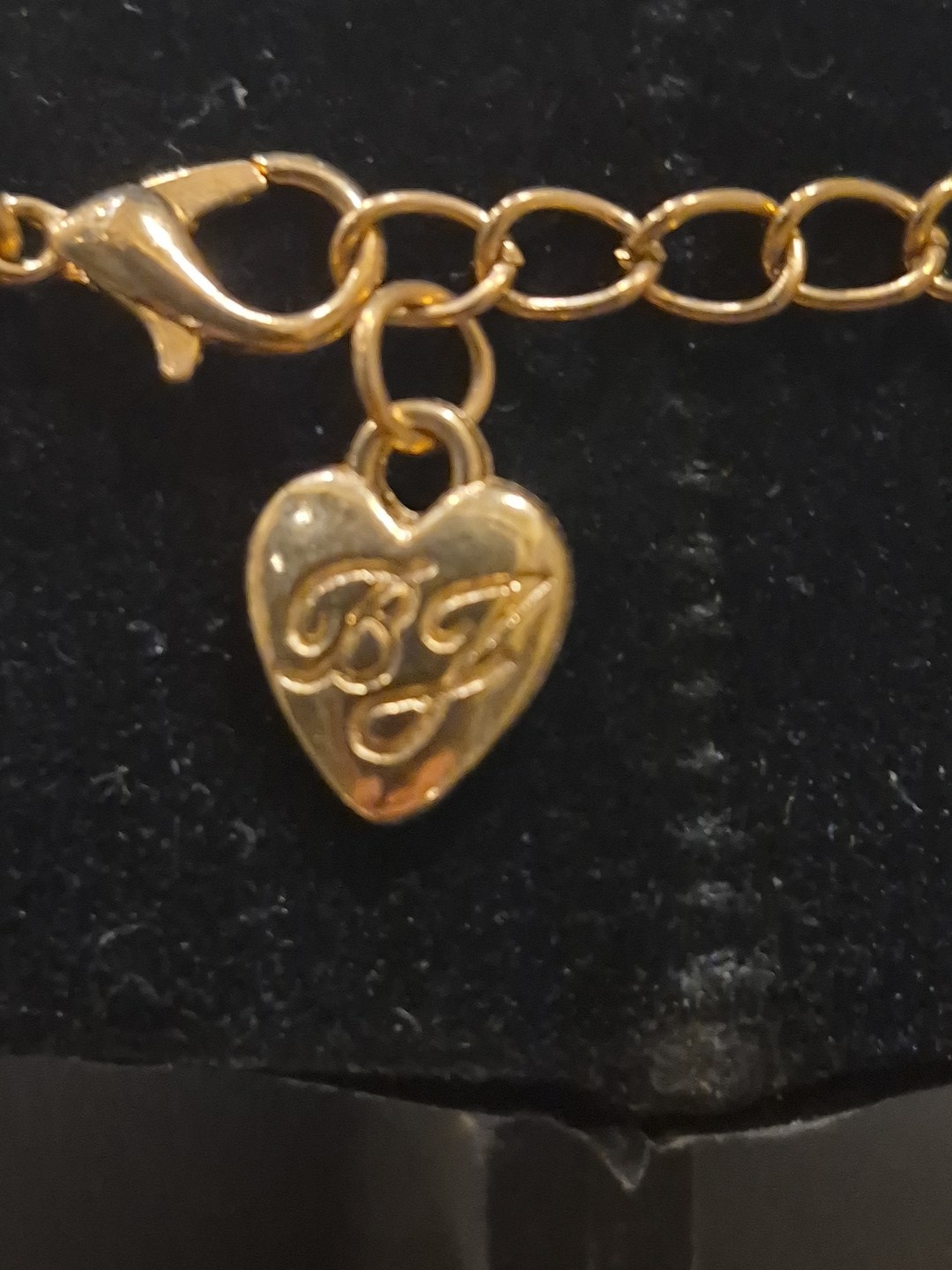 BETSEY JOHNSON PENDANT COME FLY WITH ME CAT N A PLANE WITH A GOLD CHAIN AND TAG