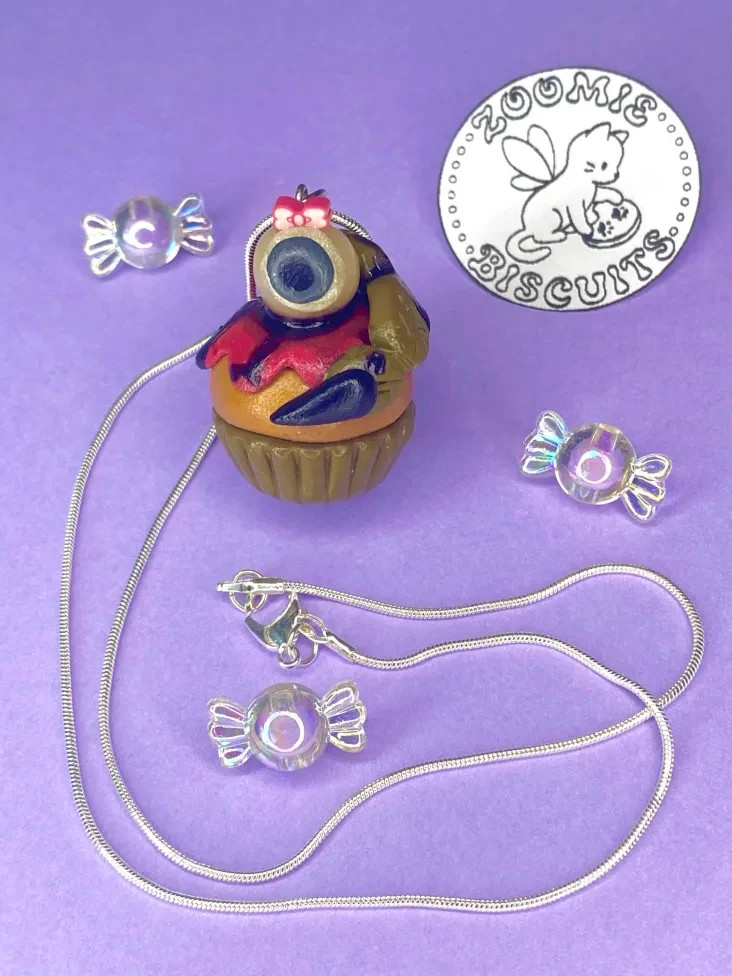 Eyeball witch creepy cupcake necklace handmade (polymer clay) retro and unique