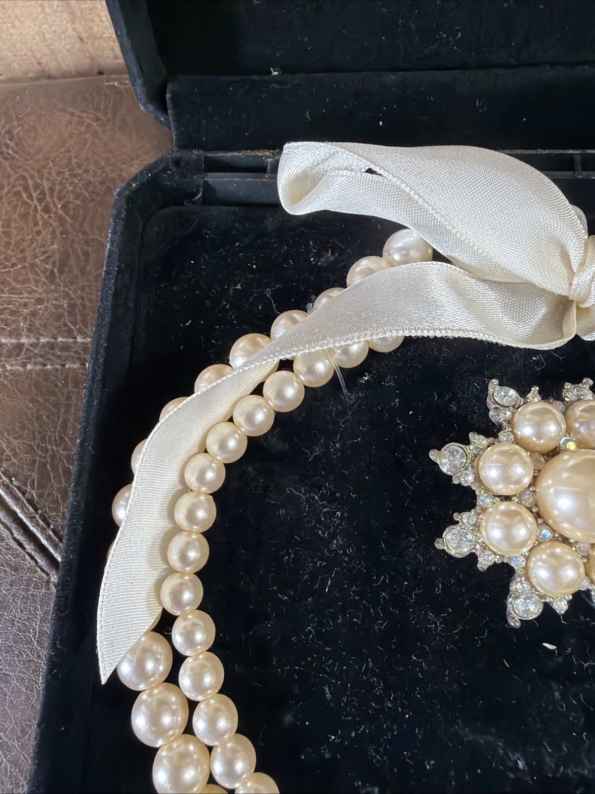 Women’s Imitation Faux Pearl Rhinestone Necklace Ribbon Brooch White Vtg *Read*