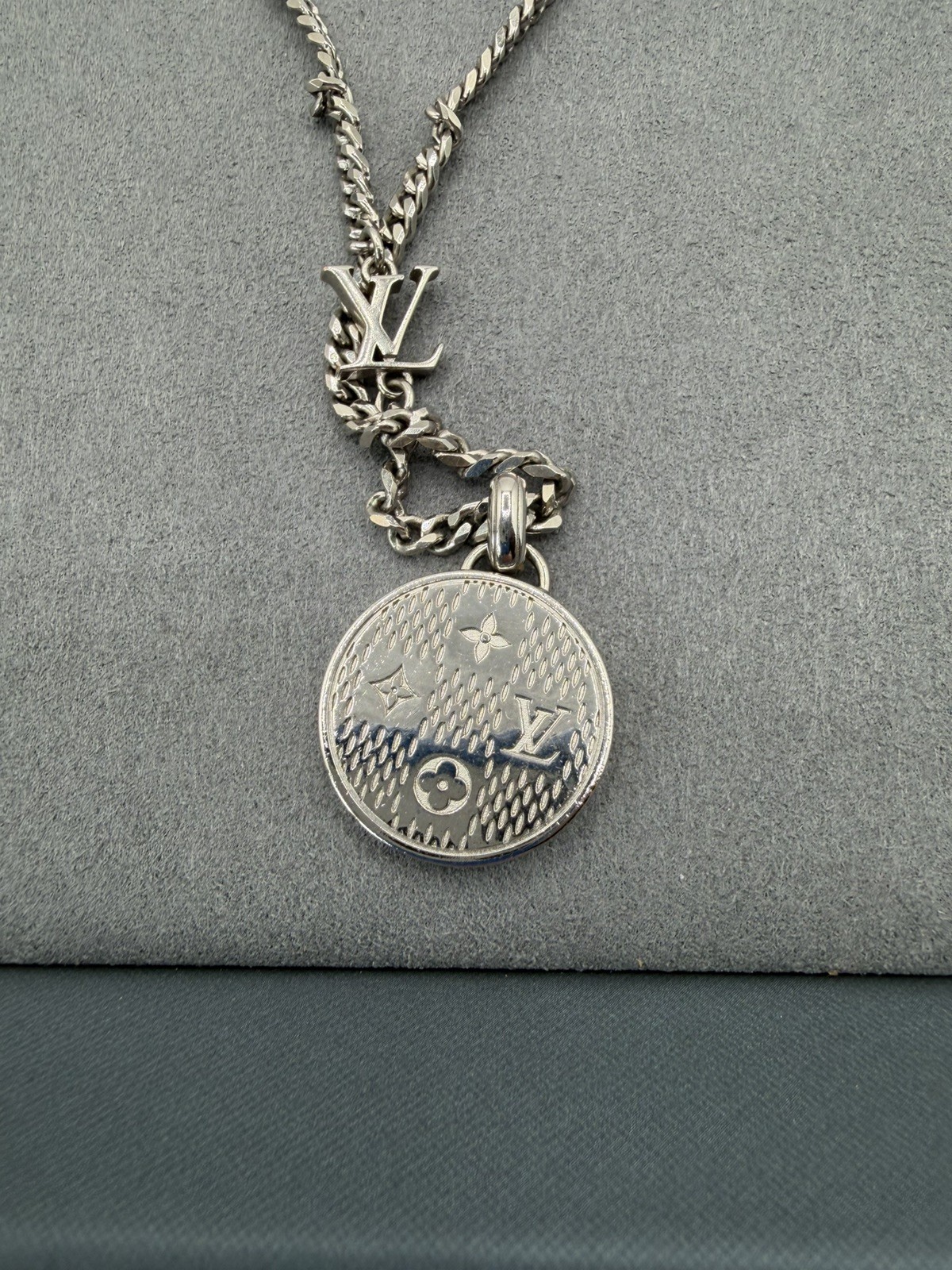 Damier Staples Pendant – Louis Vuitton – 21.7 inches – With Tags, Box.