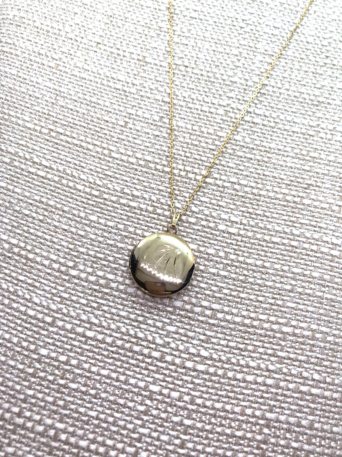 Vintage Gold Tone Photo Locket Necklace Etched Round original card