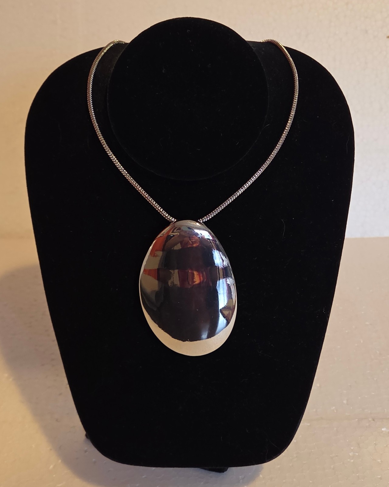 I.N.C 15″ in Silver Chainlink w/ 2.5′ x 1.5″ Silver Egg Shape Pendant Necklace