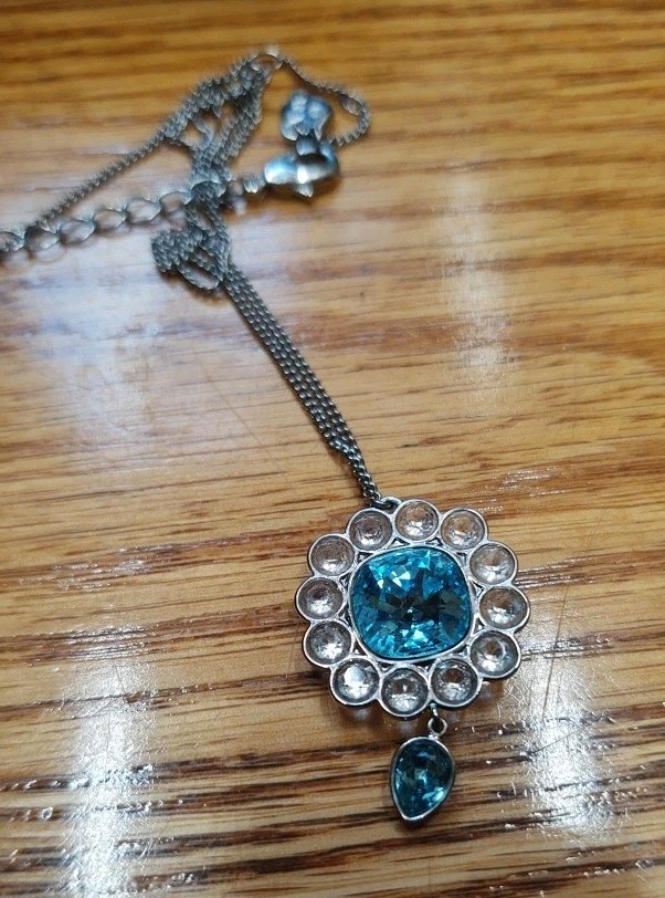 Swarvoski Azore Pendant Medium Blue Crystal W Original Box 5037453 Necklace