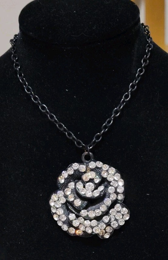 26 Inch Black With White Rhinestone Flower Bloom Necklace D8