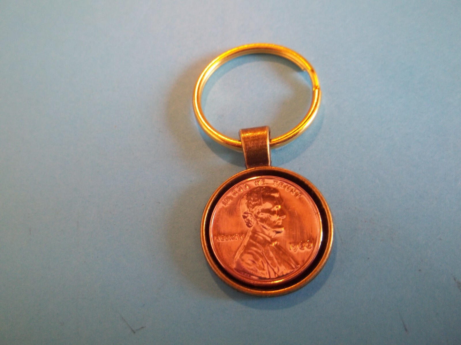 ONE (1) CENT – USA – LINCOLN BRONZE & GOLD CASED PENDANT KEY RING – 1925 to 1982