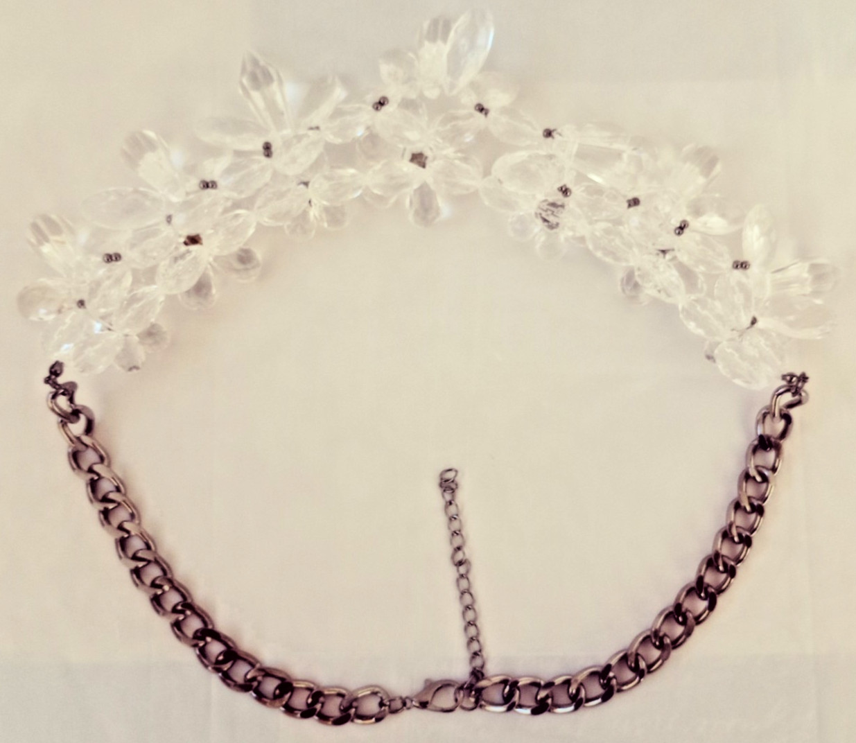 WOMENS BOLD FLORAL CLUSTER NECKLACE/BRAND NEW/ COLOR: CLEAR LUCITE/BLACK ACCENTS