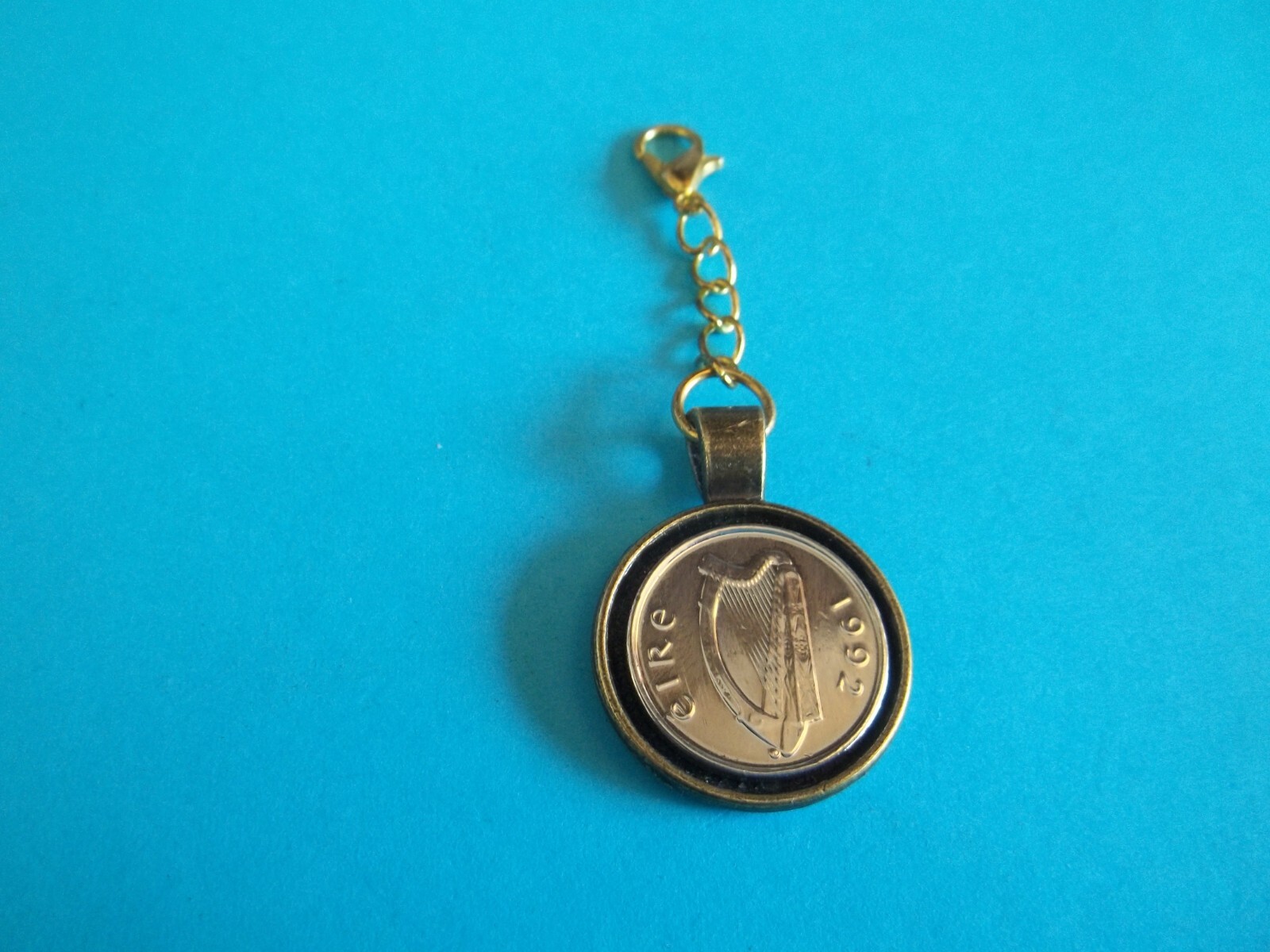 FIVE (5) PENCE COIN – IRISH – EIRE – BRONZE CASED PENDANT / CHARM – 1992 to 2000
