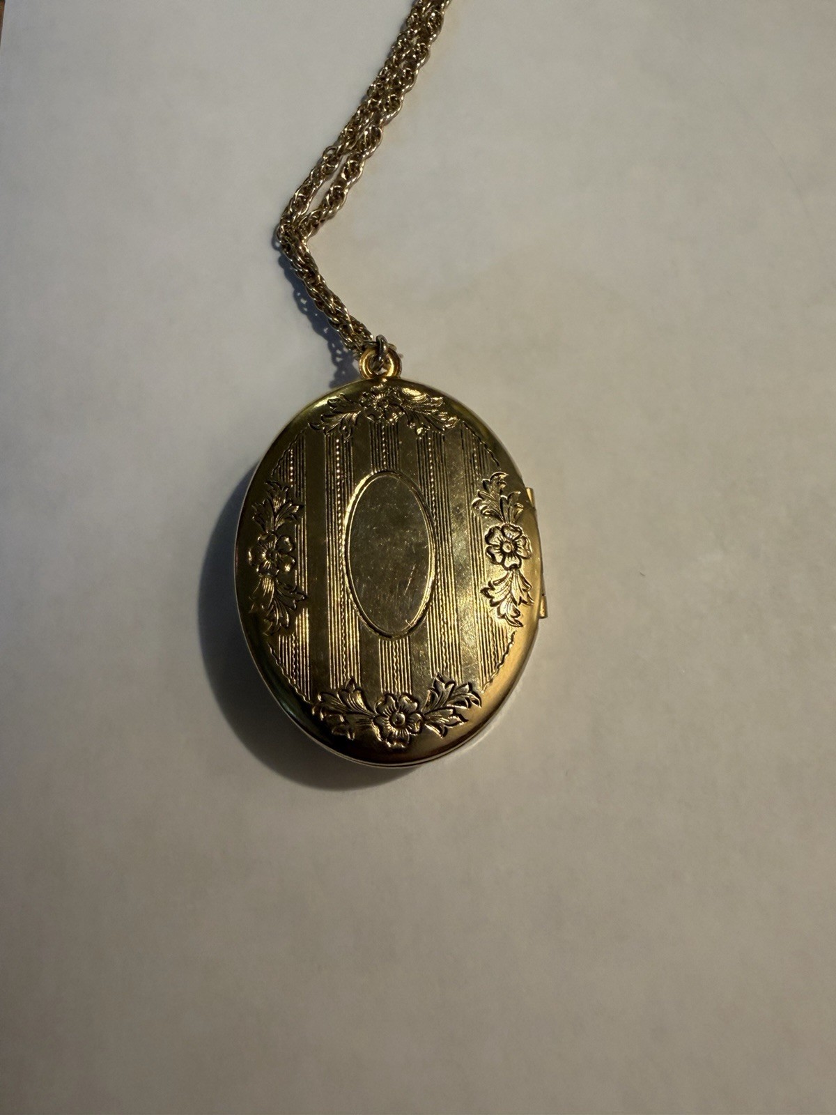 Gold Tone Oval Floral Locket Pendant Necklace Metal Rope Chain No Stone
