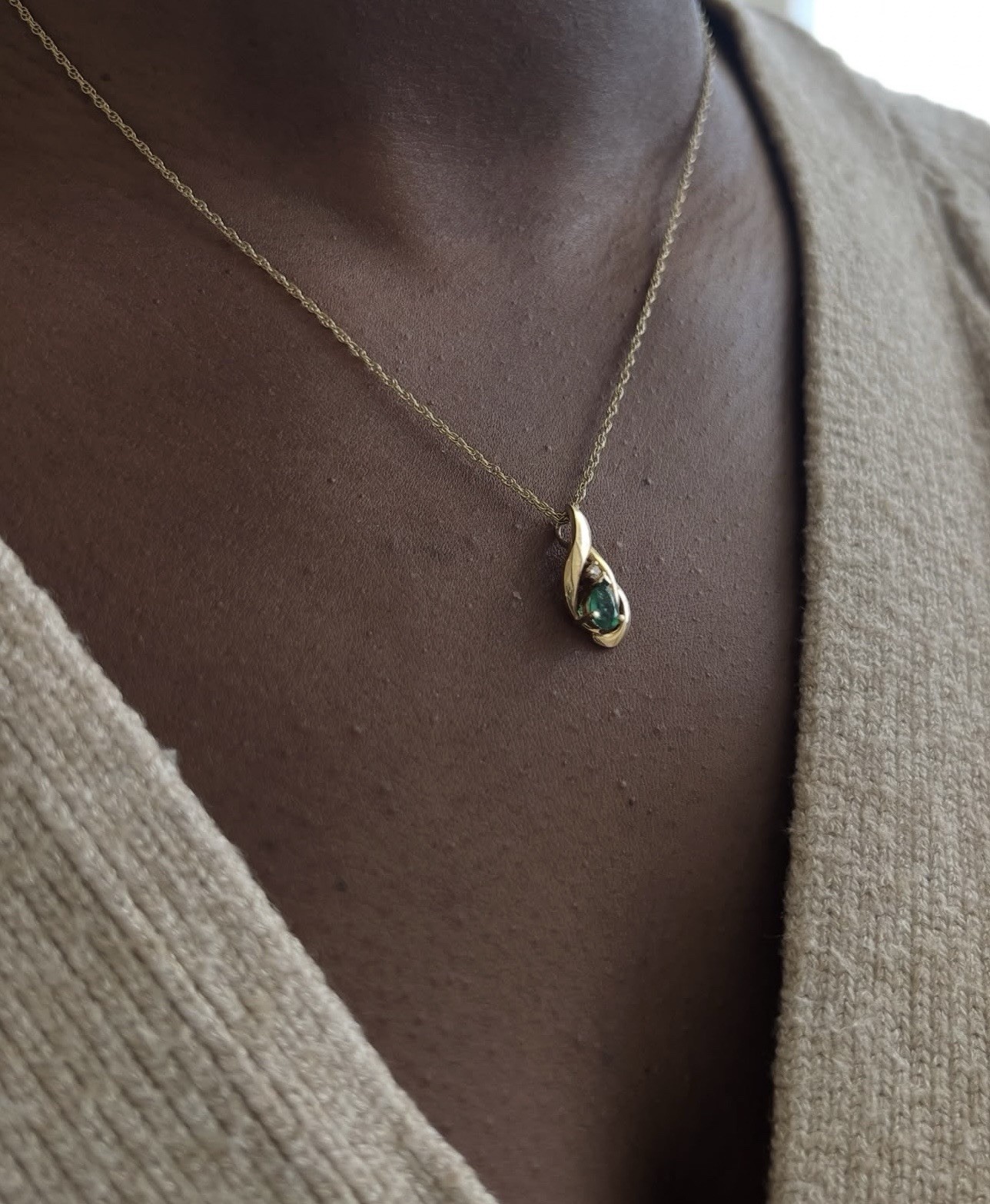 Gold Tone Green Teardrop Pendant Necklace, Bezel Set, Cable Chain