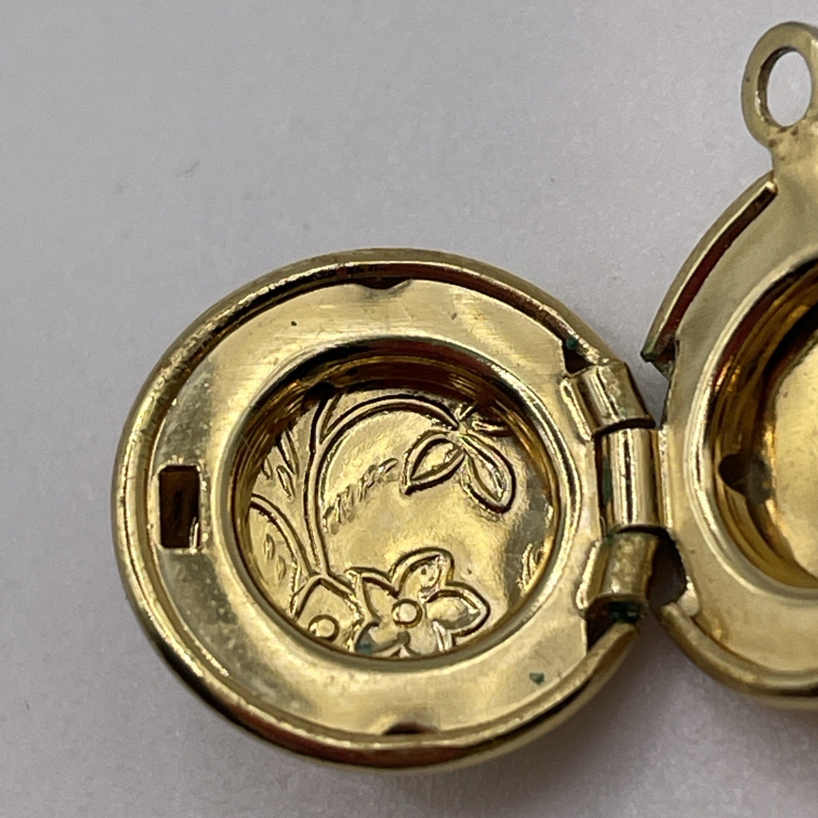 Small Photo Lockett Gold Tone Necklace Pendant , Estate Jewelry, Beauty!