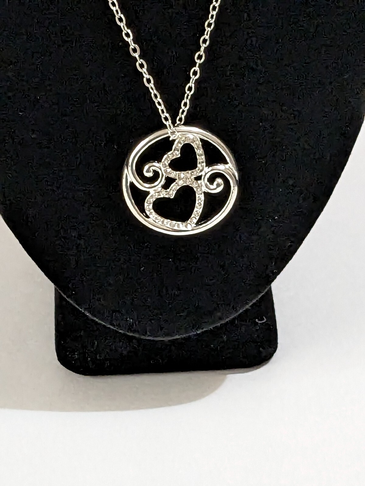 Intertwined Rhinestone Hearts Pendant Silver Tone Necklace. 18″. Modern.