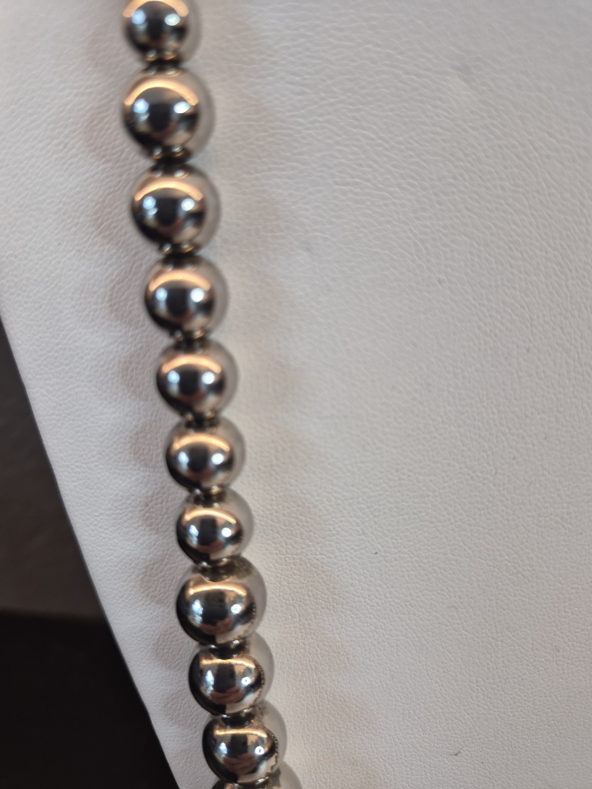 Classic 30″ Graduated Silver Bead Necklace. Range Approx 8mm-19mm, Spring Clasp