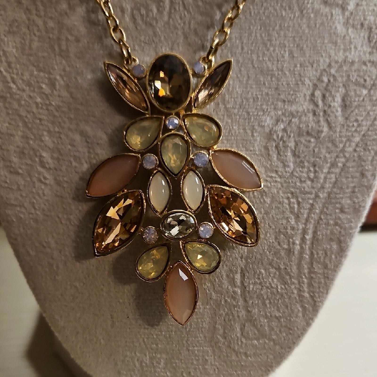 Elegant Gold and Pink Necklace