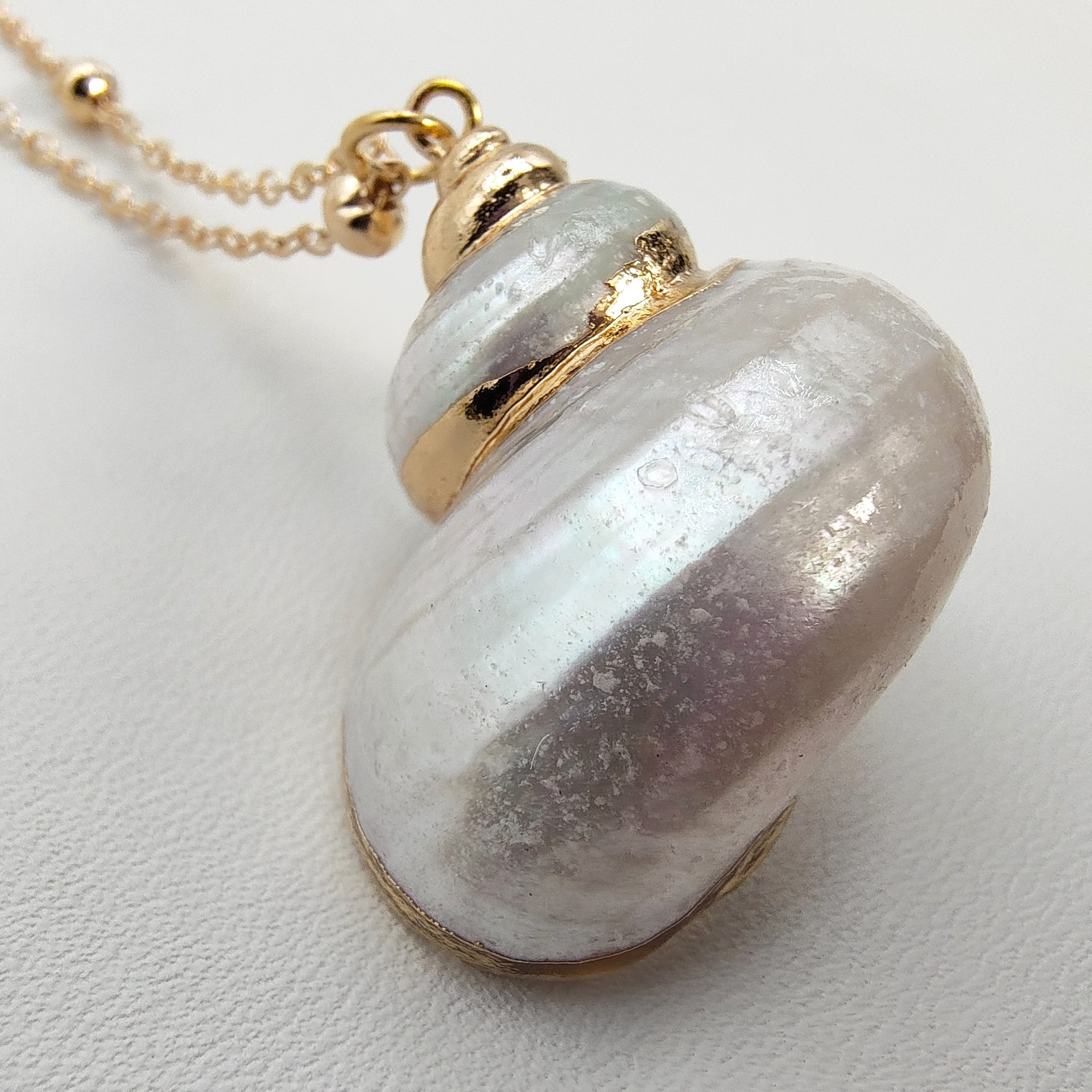 Natural Shell Pendant Necklace 18-20″ Iridescent Gold Tone Satellite Chain Beach