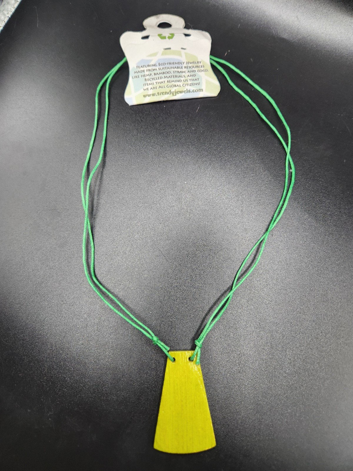 #0381 – NWT World End Imports Earth-Minded Green Pendant Cord Necklace Eco…