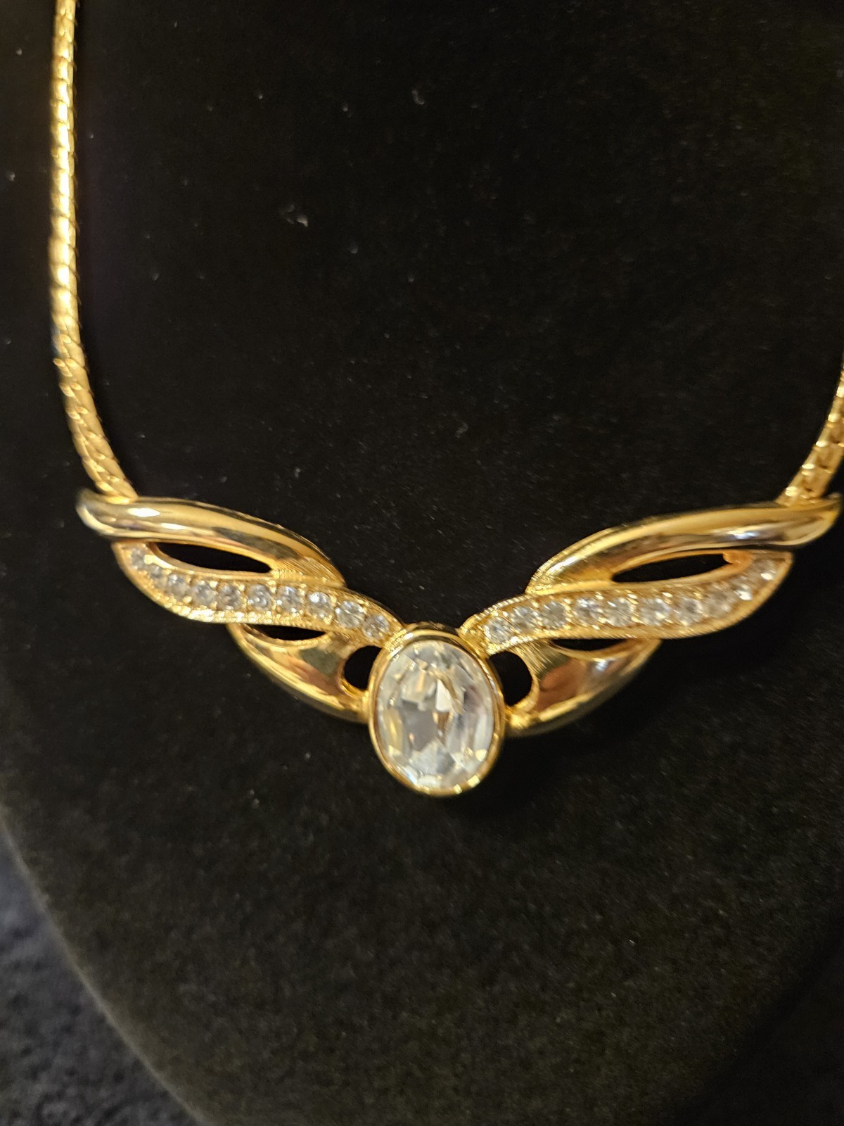 Daria 16″ VTG Sparkle Statement Goldtone Rhinestone Necklace Pre-Owned