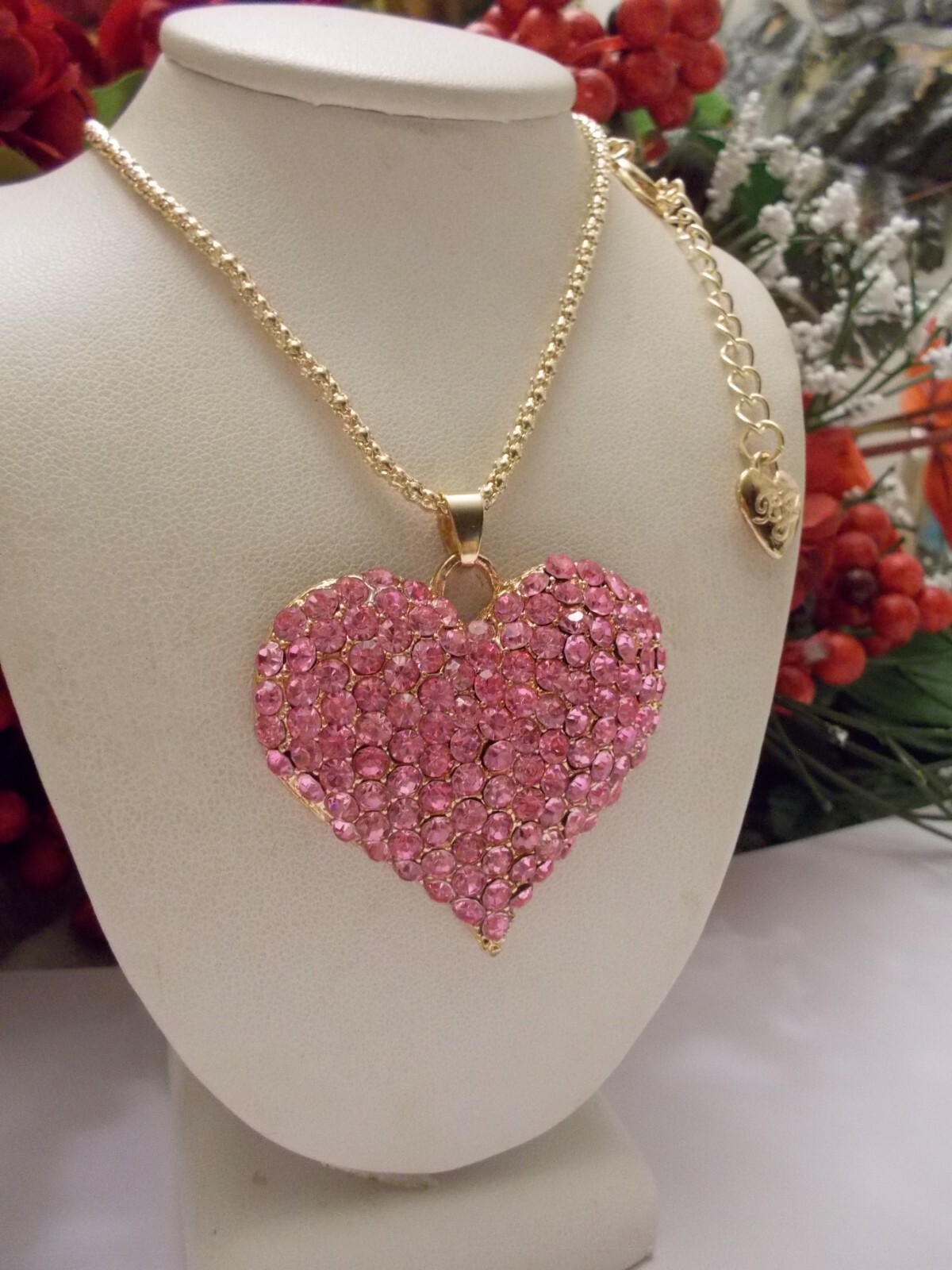 BETSEY JOHNSON SPARKLING PINK CRYSTAL HEART PENDANT NECKLACE