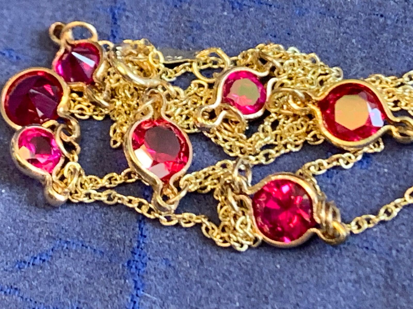 10K Yellow Gold Necklace 2.74g Fine Jewelry 17″ Ruby Color Stones *READ*