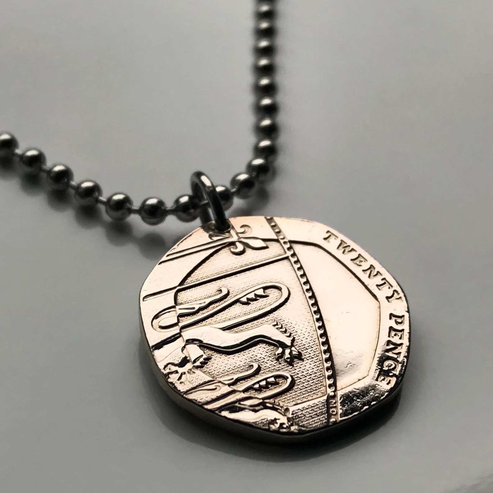2010 England United Kingdom 20 Pence coin pendant English lions London n000947