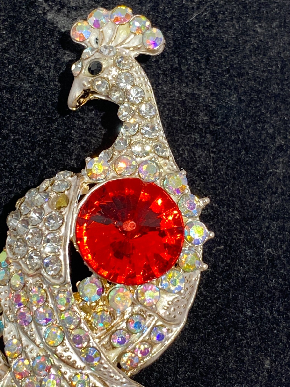 BETSEY JOHNSON GOLD PEACOCK MULTI COLOR CRYSTALS & RHINESTONES PIN PENDANT NECK