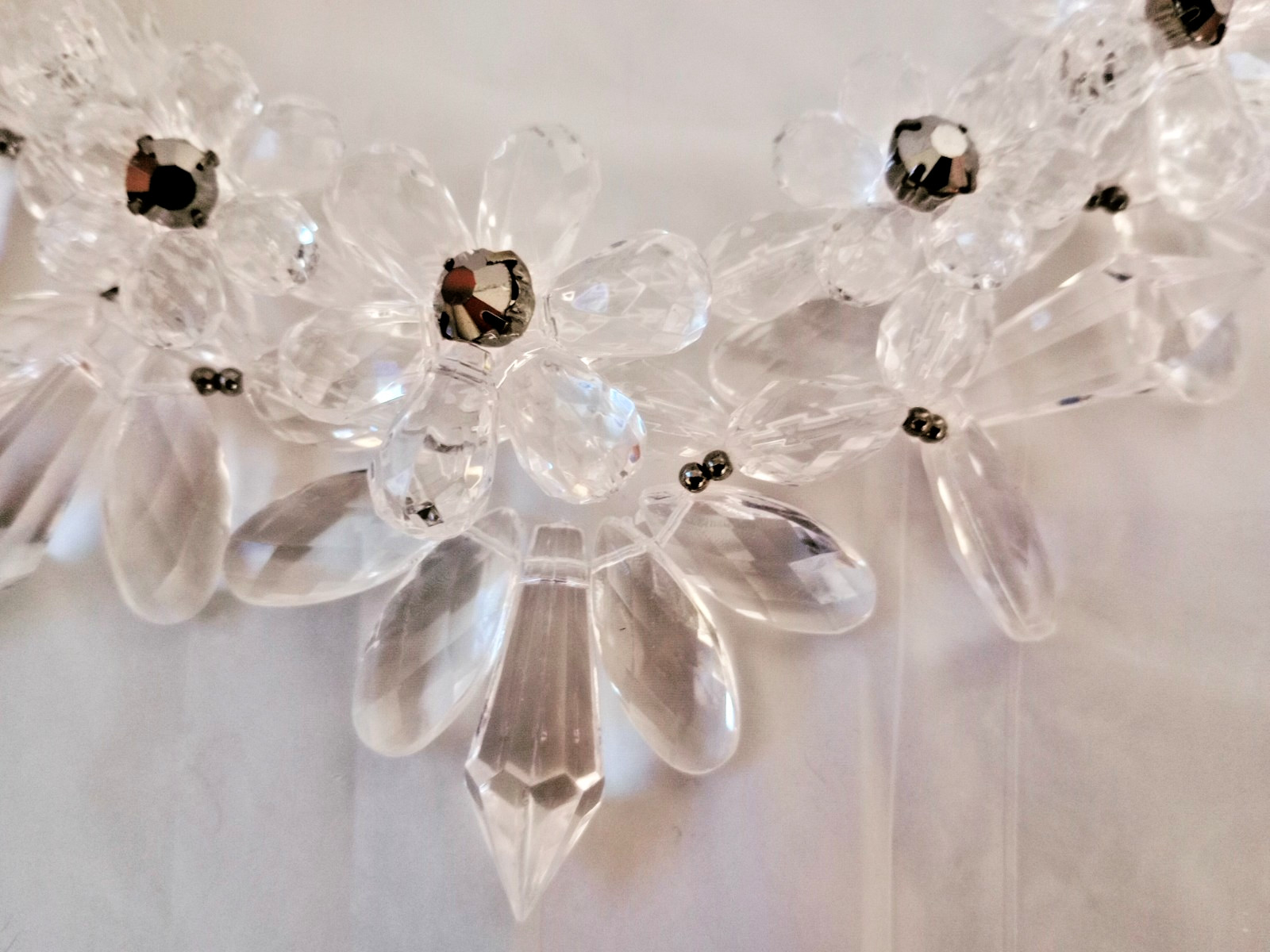 WOMENS BOLD FLORAL CLUSTER NECKLACE/BRAND NEW/ COLOR: CLEAR LUCITE/BLACK ACCENTS
