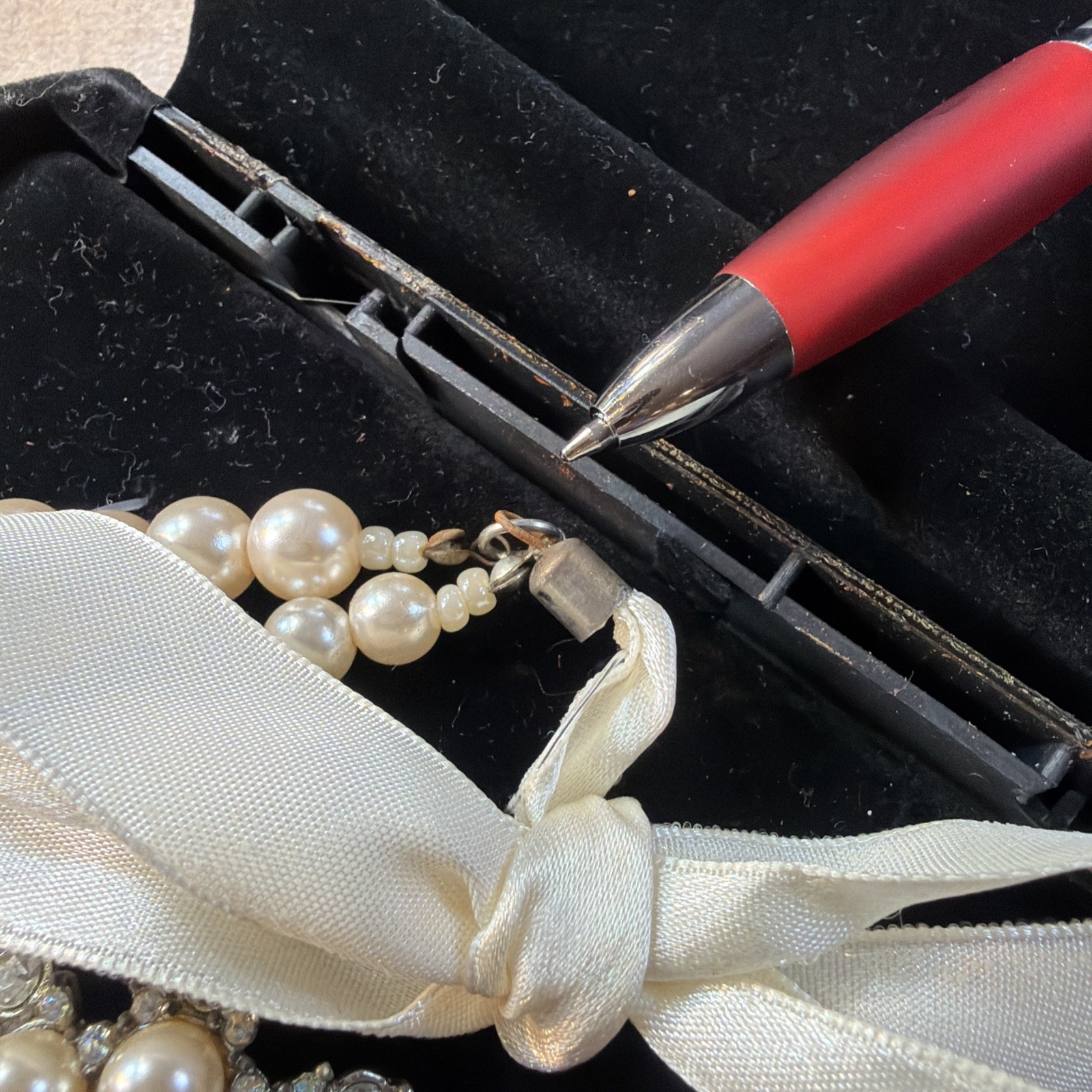 Women’s Imitation Faux Pearl Rhinestone Necklace Ribbon Brooch White Vtg *Read*