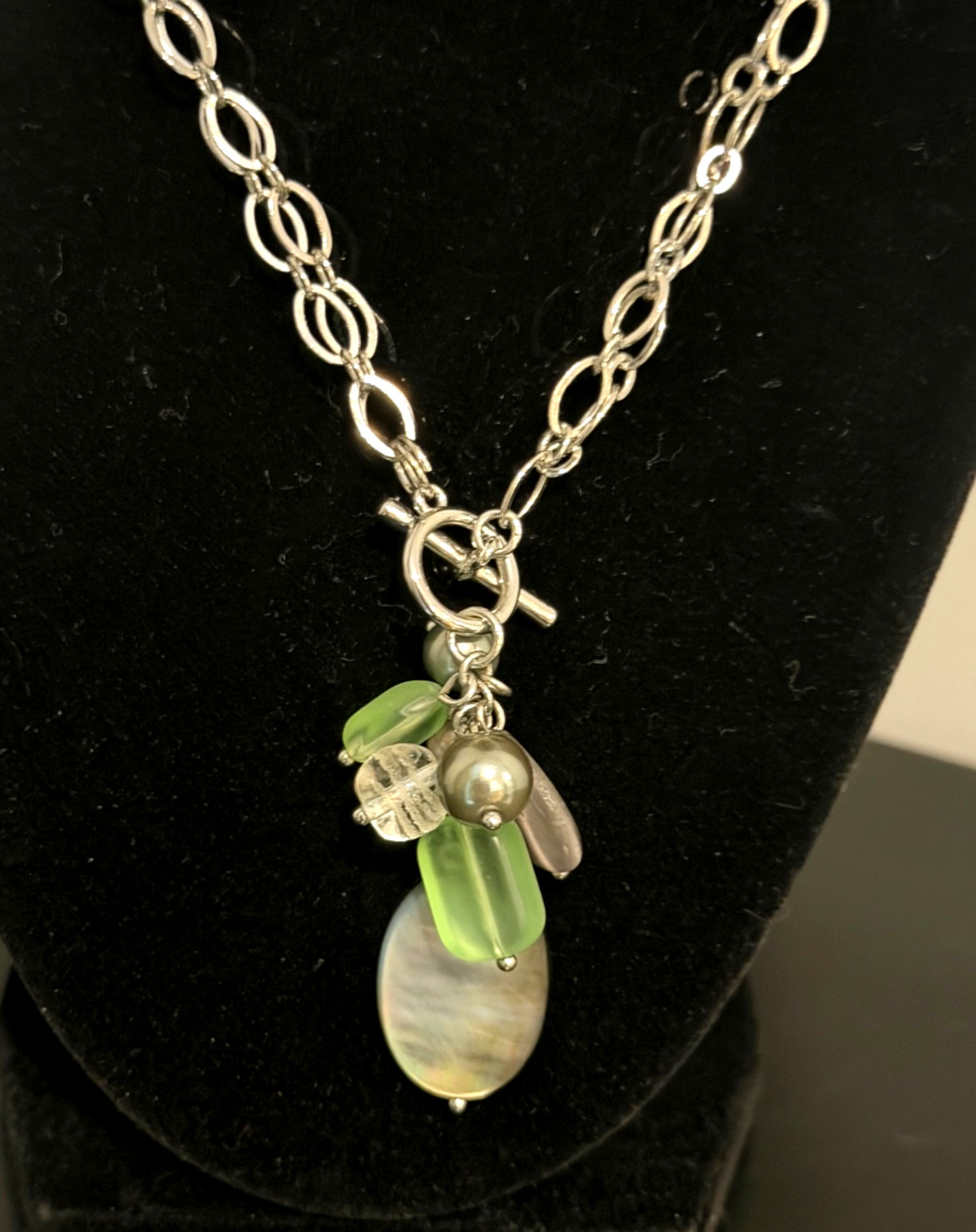 Lia Sophia Pistachio Cluster Necklace Mother of Pearl Glass Beads Excellent Cond