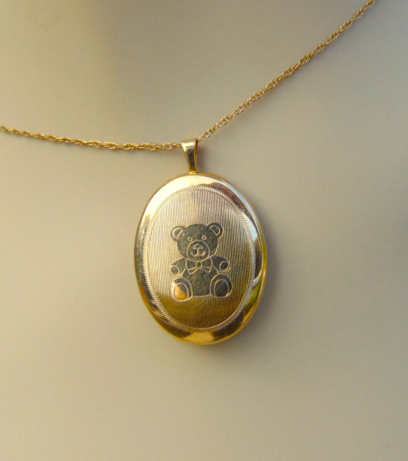 14 KARAT GOLD FILLED LOCKET ~ ENGRAVED TEDDY BEAR ~ 18″ CHAIN ~ NEW IN BOX