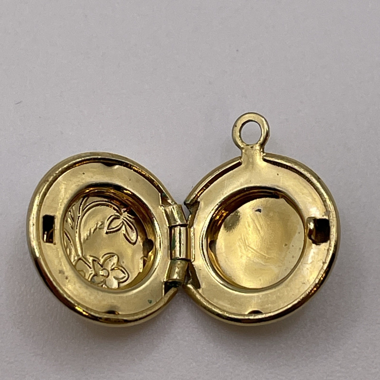 Small Photo Lockett Gold Tone Necklace Pendant , Estate Jewelry, Beauty!