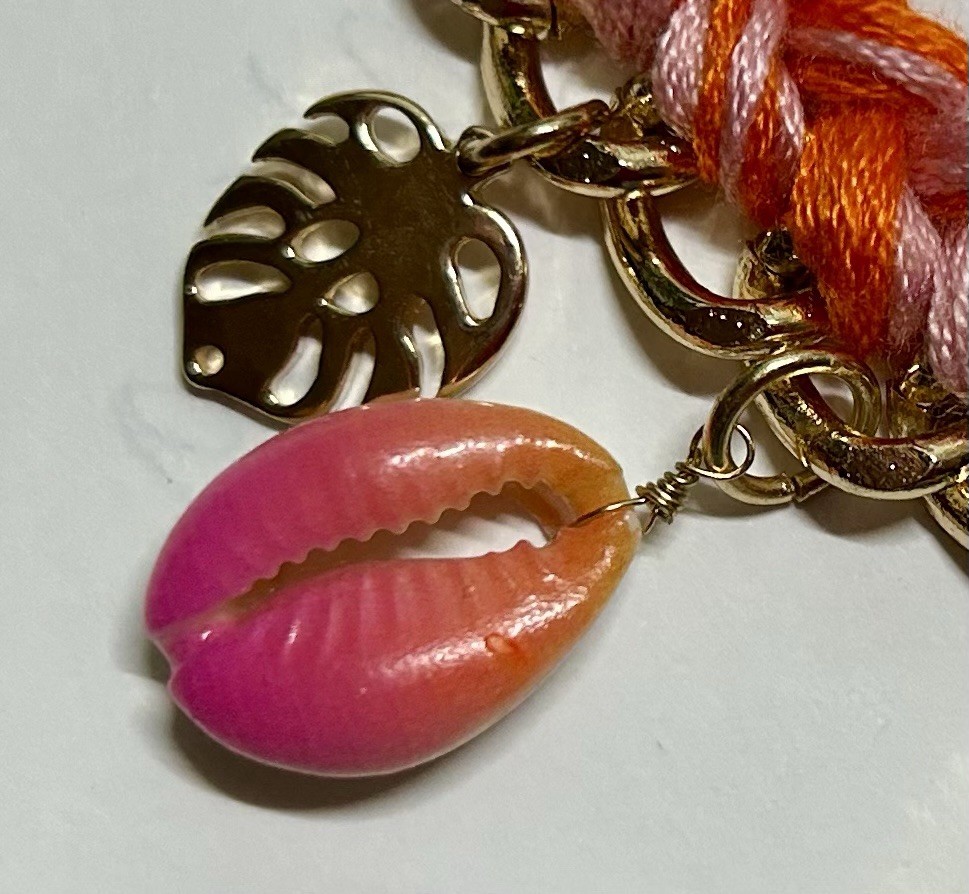 BETSEY JOHNSON PUKKA SHELL CATCH THE WAVE STATEMENT NECKLACE PINK