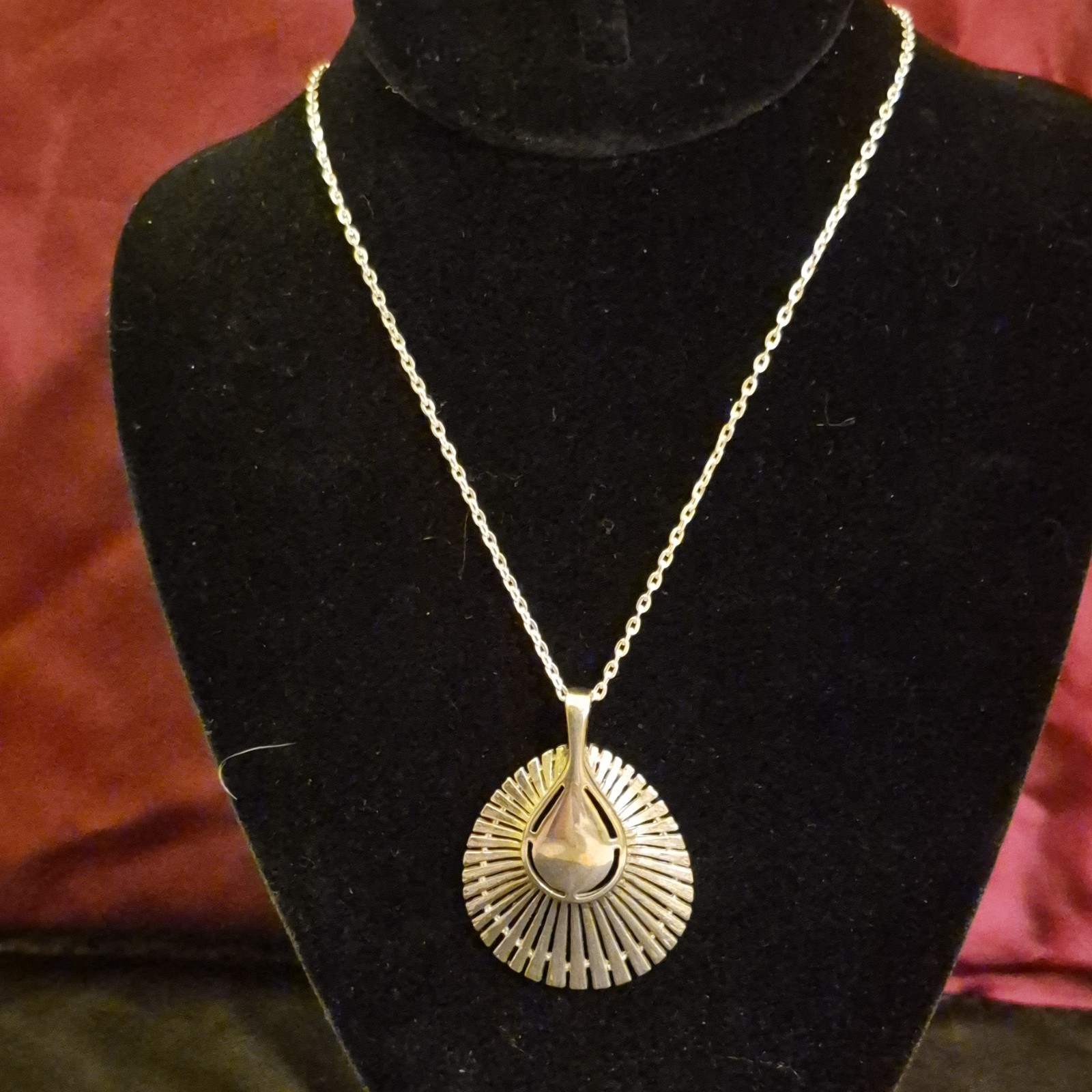 Silver Tone Modern Round Pendant Chain Necklace Metal No Stone Undated Era