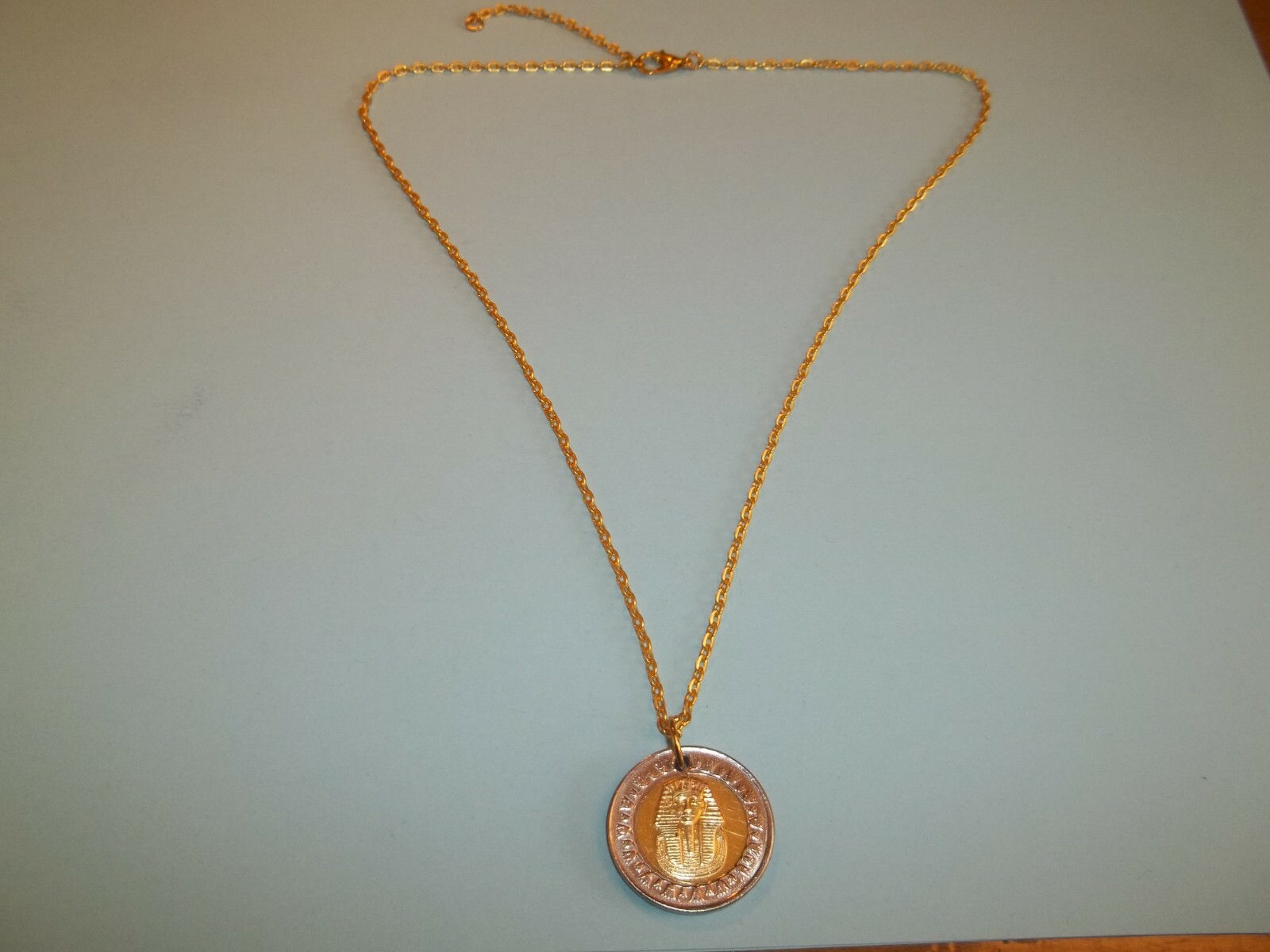 ONE POUND COIN – EGYPT – TUTANKHAMUN’S MASK – GOLD PENDANT NECKLACE