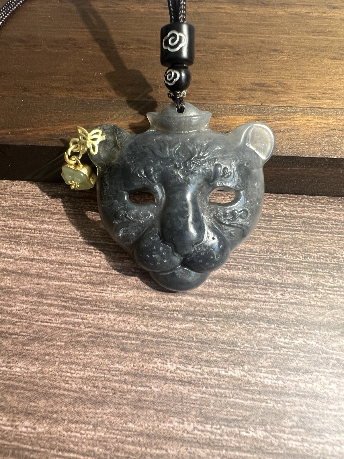 Natural sleeve jade leopard head pendant