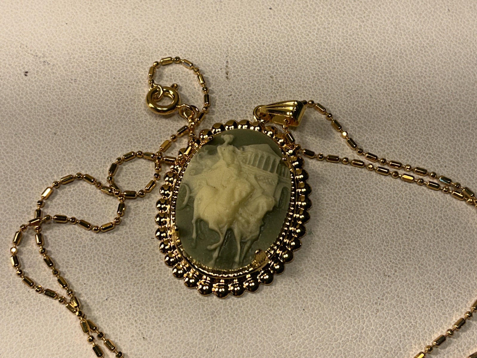 Fashion Necklace Cameo Green/White Parthenon Roman Carriage Gold Pendant C38