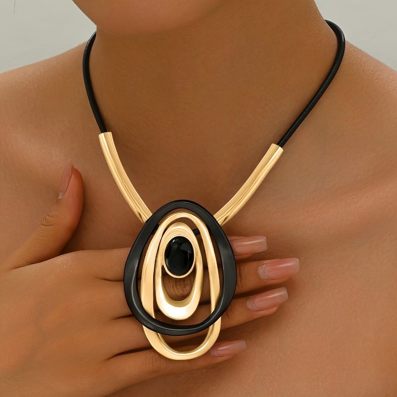 Women’s Retro Circular Oval Pendant Necklace Exaggerated Alloy Fashion Jewelry