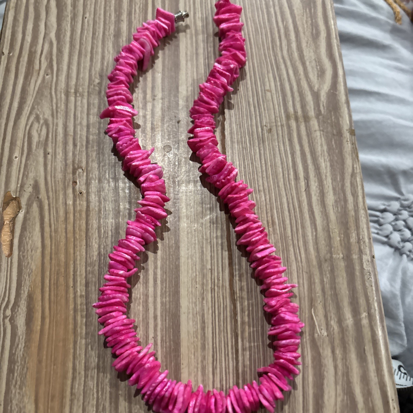 V Pretty fashion jewelry Hot Pink Beads Necklace 16 Inch Long Unisex