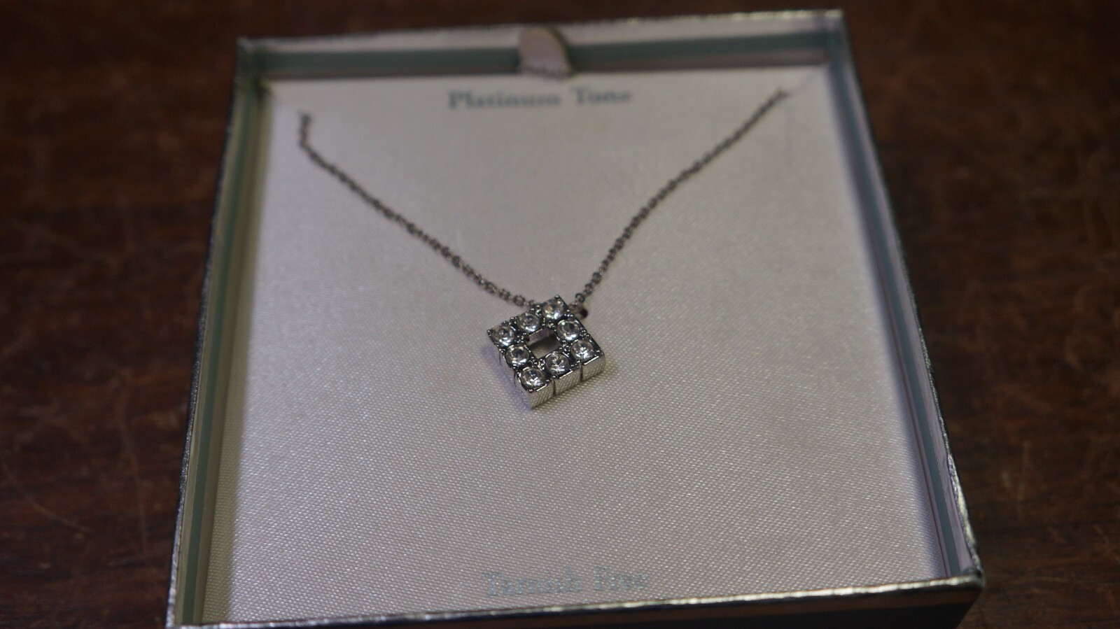 PLATINUM TONE NECKLACE W FAUX STONES