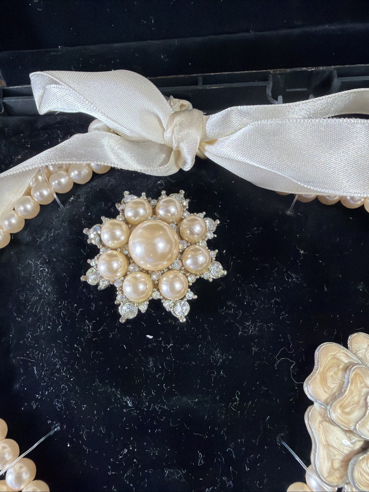 Women’s Imitation Faux Pearl Rhinestone Necklace Ribbon Brooch White Vtg *Read*