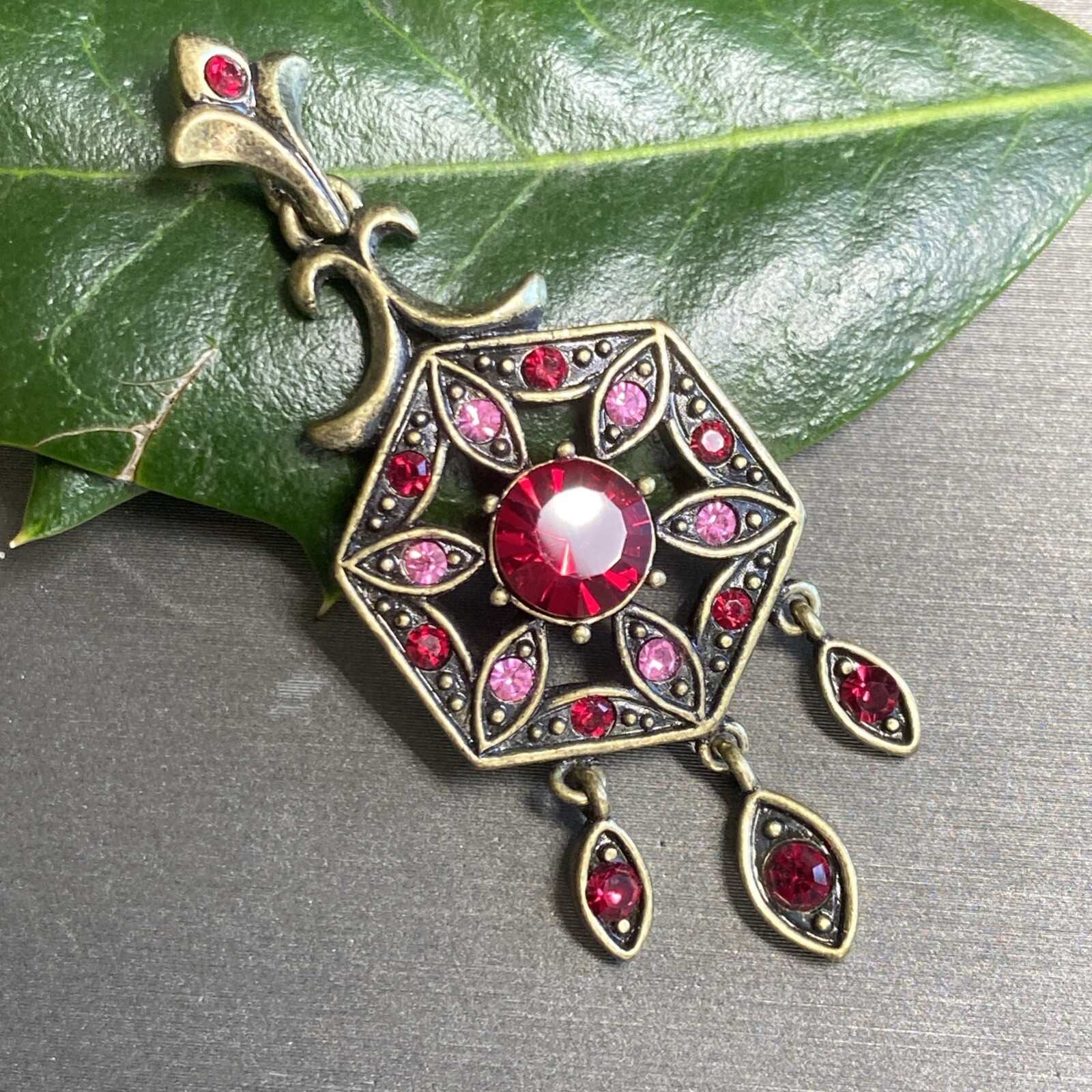 Vintage Pendant Estate Jewelry Pre-Owned Fleur-De-Lis Pink Art Glass Bronze