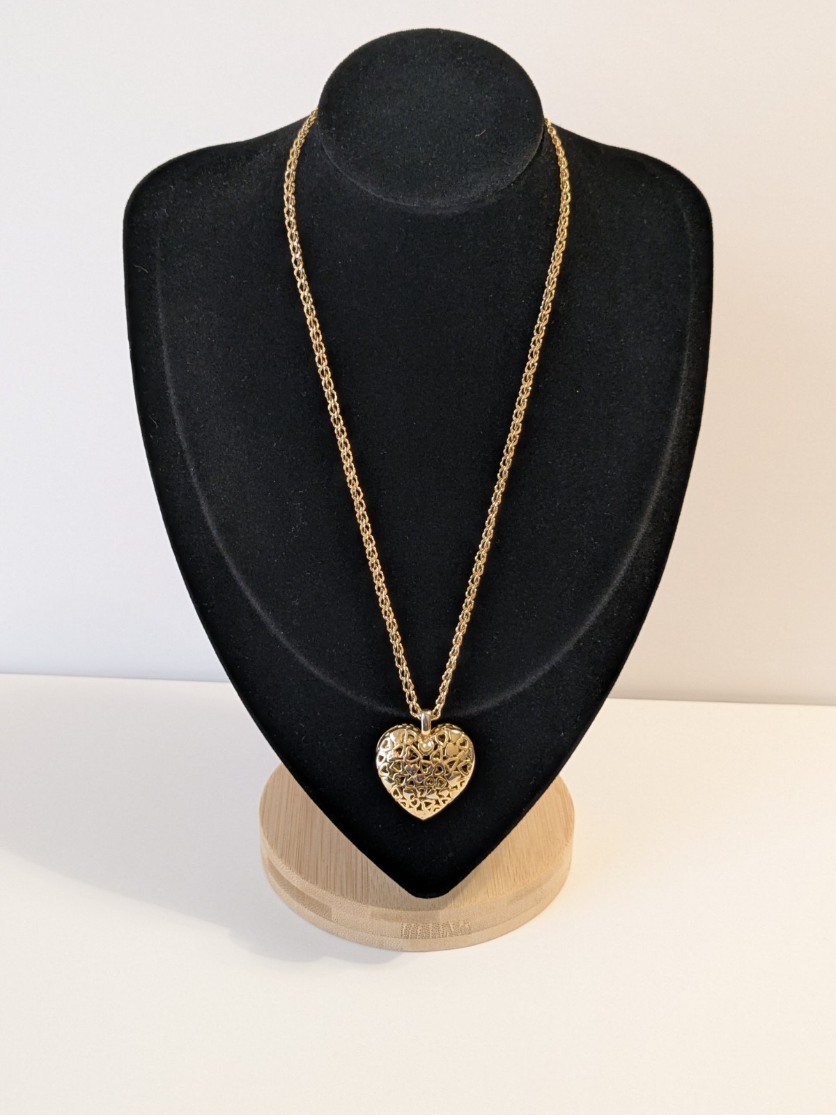 Perforated Heart Pendant Gold Tone Oval Link Necklace. 18″. Modern.