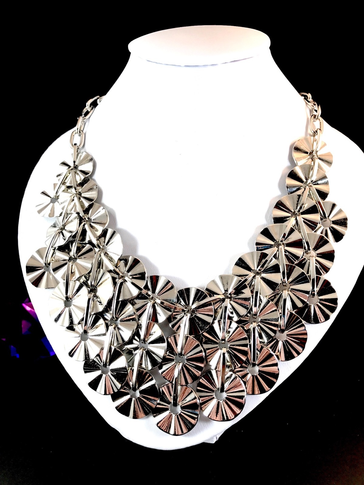NIB PRINCESS AMANDA SILVER-TONE ANYTIME IS PARTY TIME TEXTURED DISK BIB NECKLACE