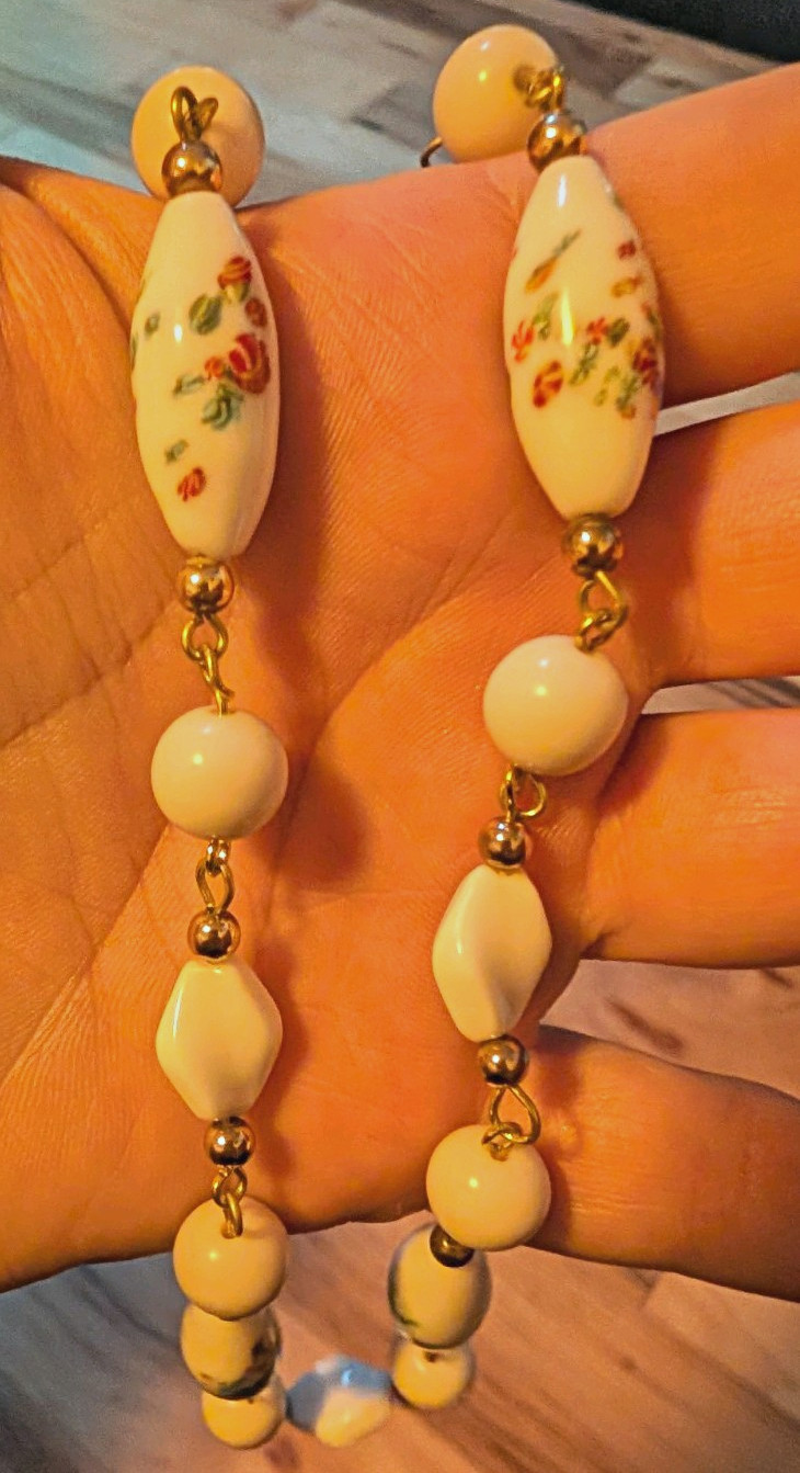White Porcelain Floral Painted Oval Bead Necklace Gold Tone Links 21″