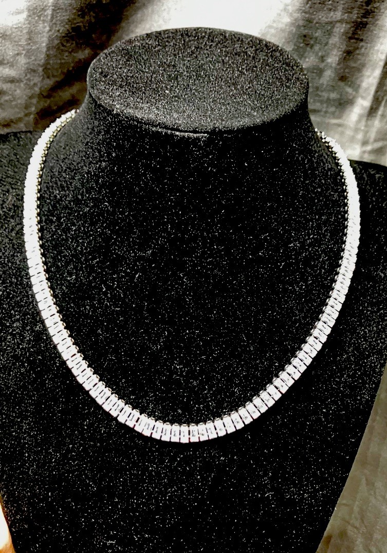 Stunning women’s Cubic Zirconia necklace.Silvertone beautiful ! 14-20inch 12gm
