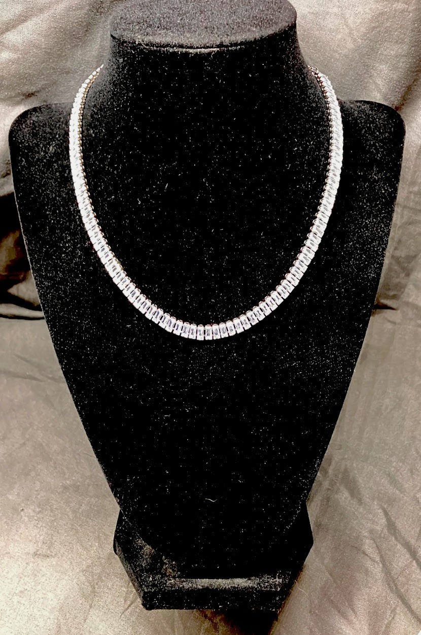 Stunning women’s Cubic Zirconia necklace.Silvertone beautiful ! 14-20inch 12gm
